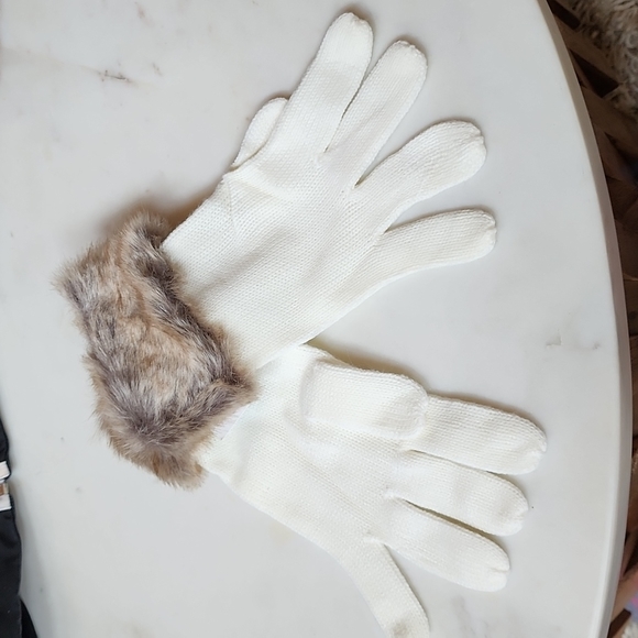 NWT Ivory colored sweater gloves with faux fur cuffs. One size fits most - Picture 2 of 7
